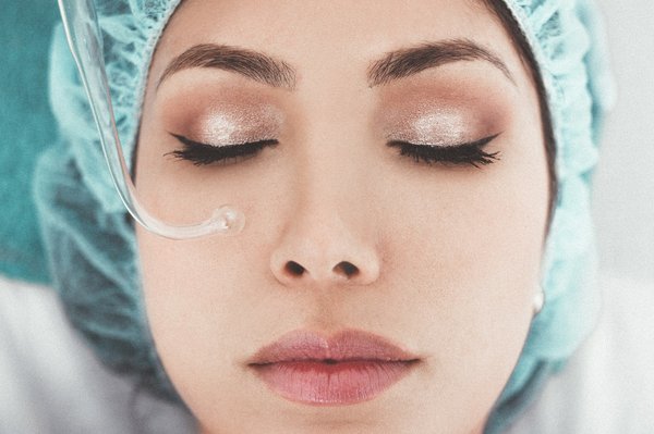 Qu'est-ce que le lifting médical et comment le distinguer du lifting chirurgical ?