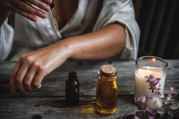Solutions naturelles et bonnes habitudes pour rajeunir sa peau